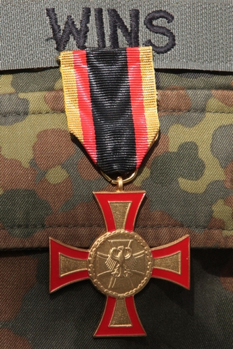 ehrenkreuz_der_bundeswehr_in_gold.jpg